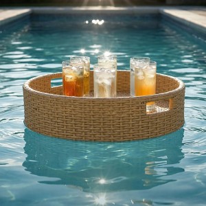 Rundes Relaxdays Schwimmtablett aus Rattan-Aluminium in Naturfarbe, schwimmend im Pool mit mehreren Gläsern voller Getränke.