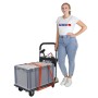 PROREGAL Transportwagen RHINO 150 mit Werkzeugtasche und Ladung, bedient von einer Person.