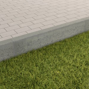 Grauer Tiefbordstein aus Beton (100x20x8 cm) als Wegeinfassung zu Pflaster und Rasen.