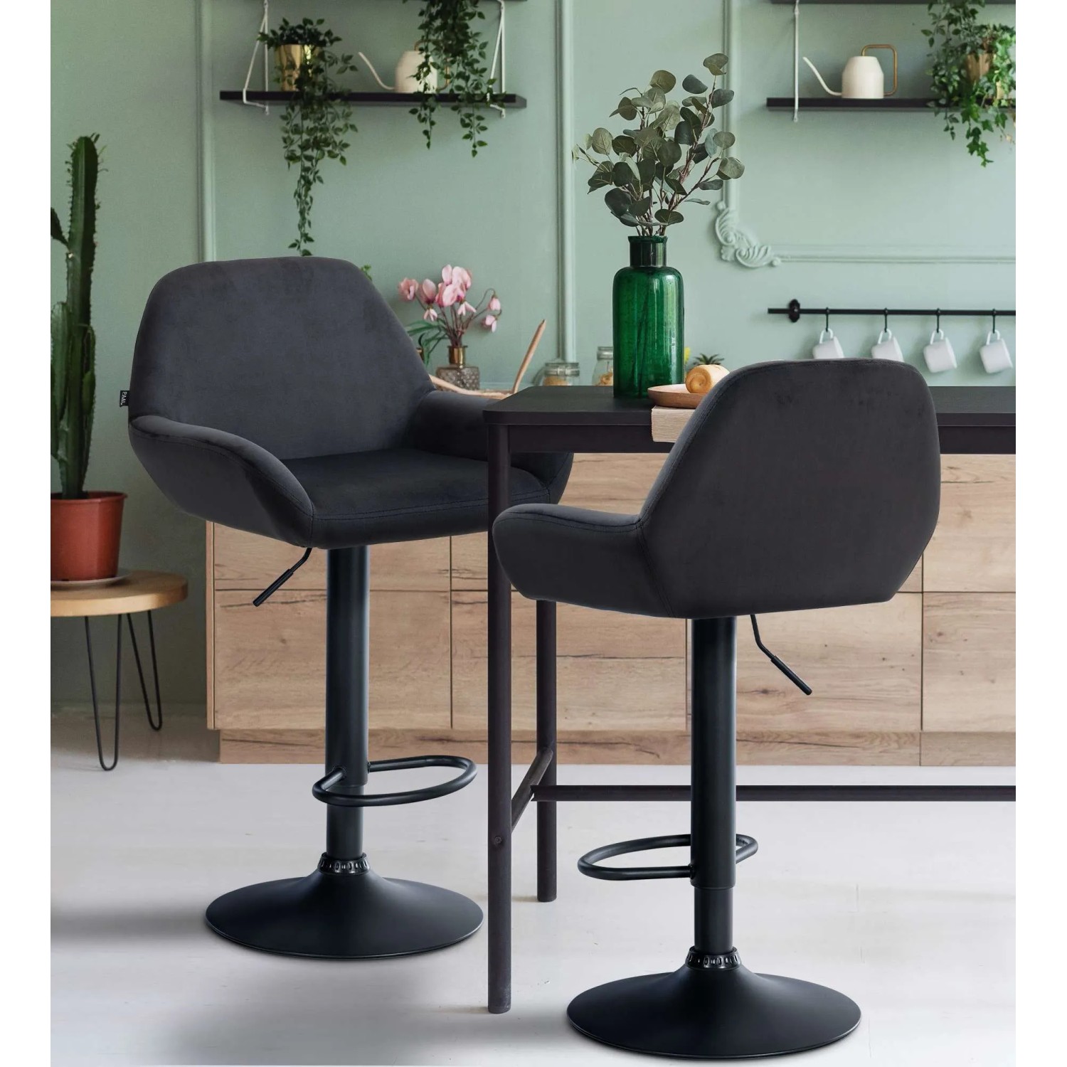 DELUKE Barhocker DUBLIN, schwarz, Samt, mit Lehne und Fußstütze vor Küchendekoration.