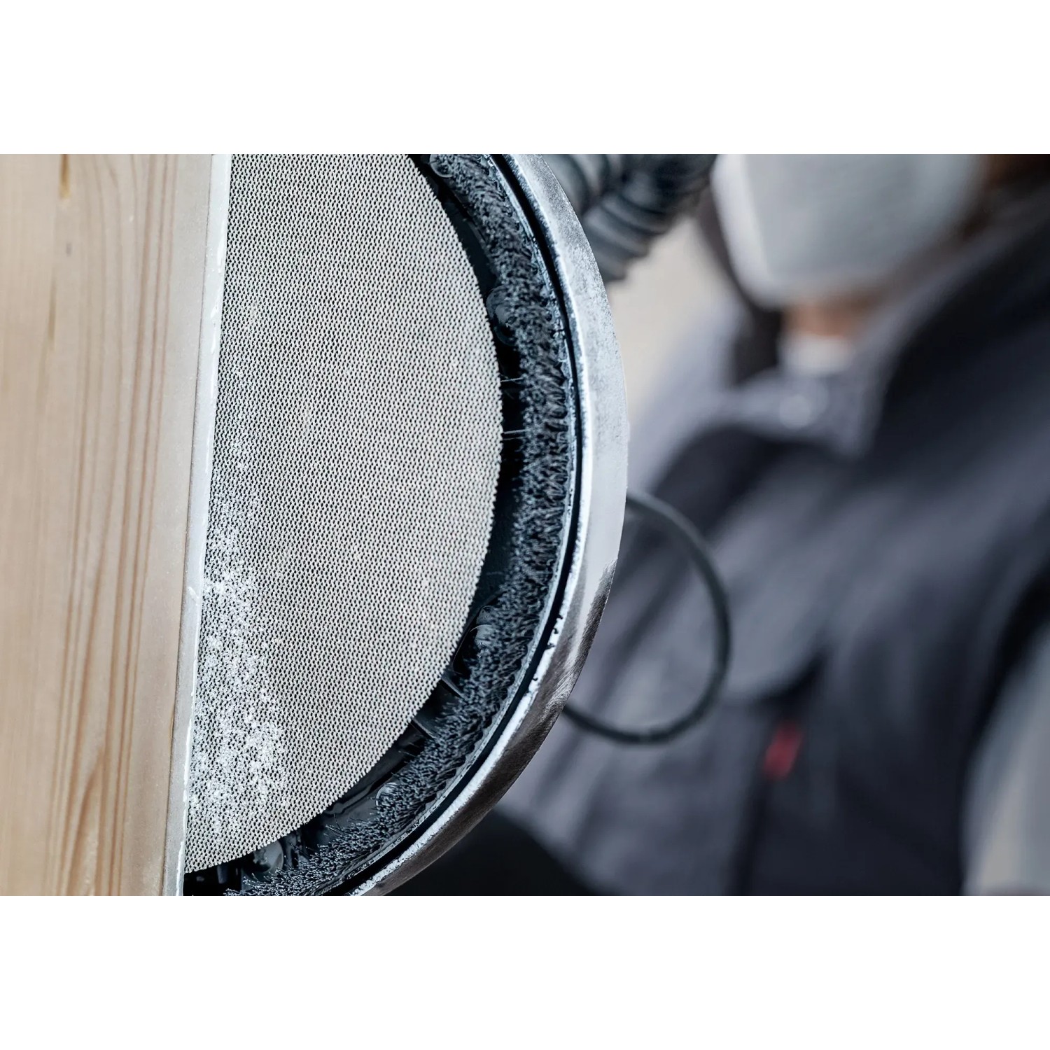 Bosch Expert M480 Netzschleifblatt K120, Ø 225mm, im Einsatz auf Holz.