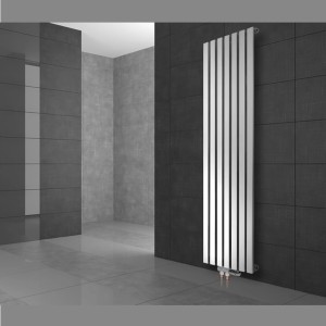 Weißer LuxeBath Design Paneelheizkörper Stella (260x1400 mm) mit Thermostat und Bodenanschluss.