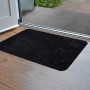 Anthrazitfarbene OBI Baumwollmatte, 50x80 cm, für den Innenbereich. Fußmatte mit rutschhemmender Rückseite.