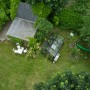 Draufsicht: Schwarzes Halls Gewächshaus Burford 610 (6,1 m²) mit Fundament im grünen Garten.