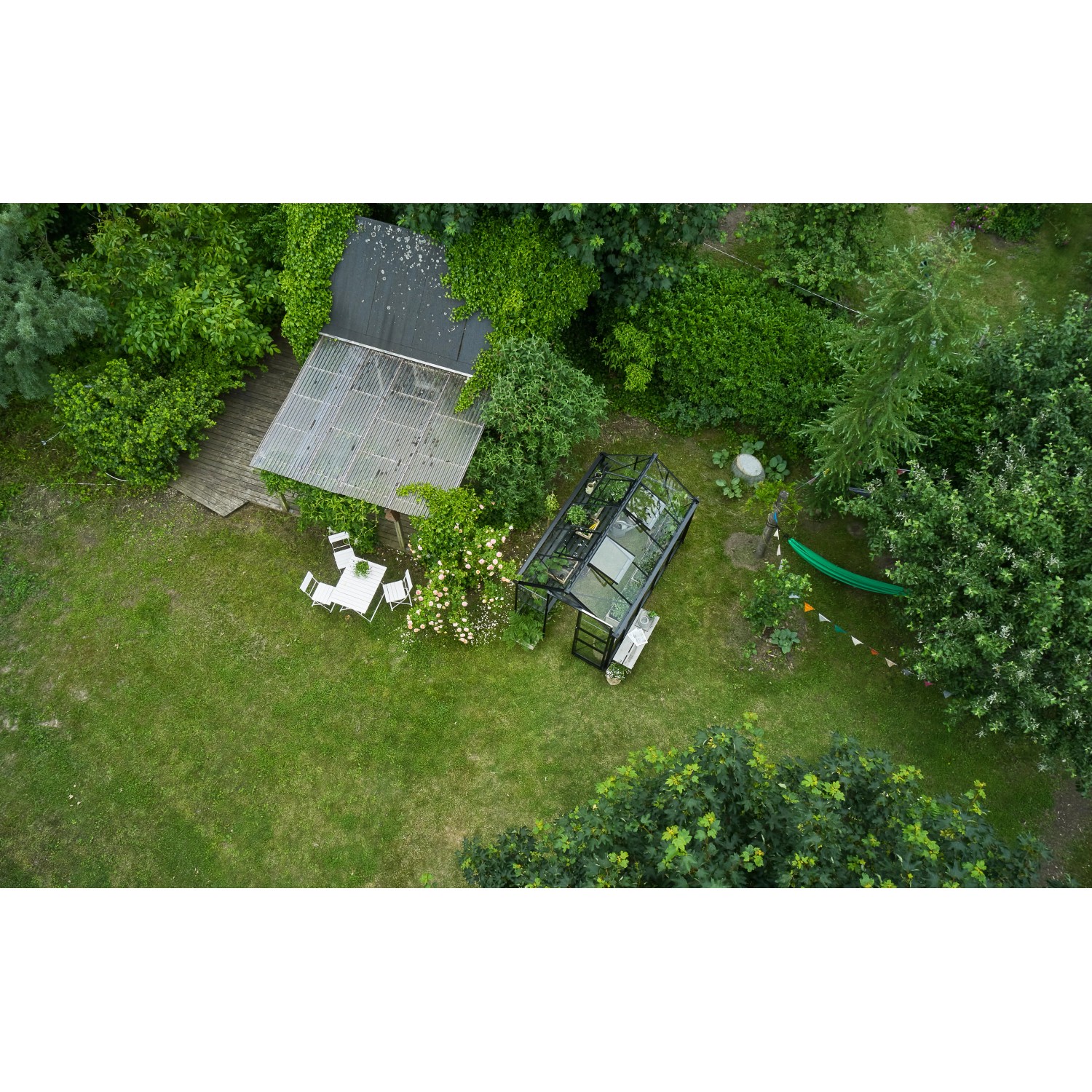 Draufsicht: Schwarzes Halls Gewächshaus Burford 610 (6,1 m²) mit Fundament im grünen Garten.