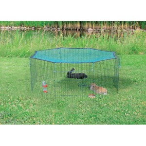 Grünes Trixie Freilaufgehege Natura mit Netz und zwei Kaninchen im Garten.