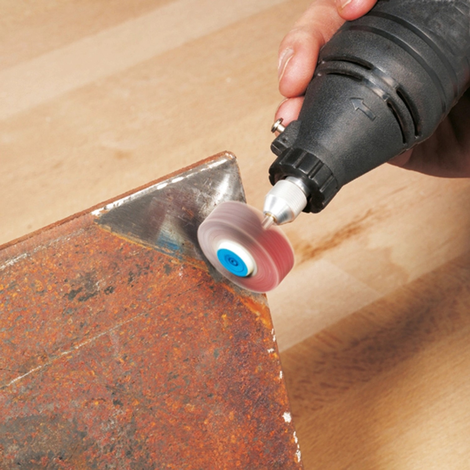 LUX Minitool-Set: Miniaturwerkzeug mit Schleifaufsatz im Einsatz an Metall.