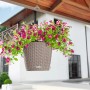 Sandbraune Lechuza Nido Cottage Blumenampel Ø 27cm mit blühenden Petunien.