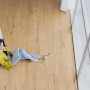 Kaindl Laminat Masterfloor Life Eiche Bradford, wasserfest, verlegt in Wohnraum mit Person.