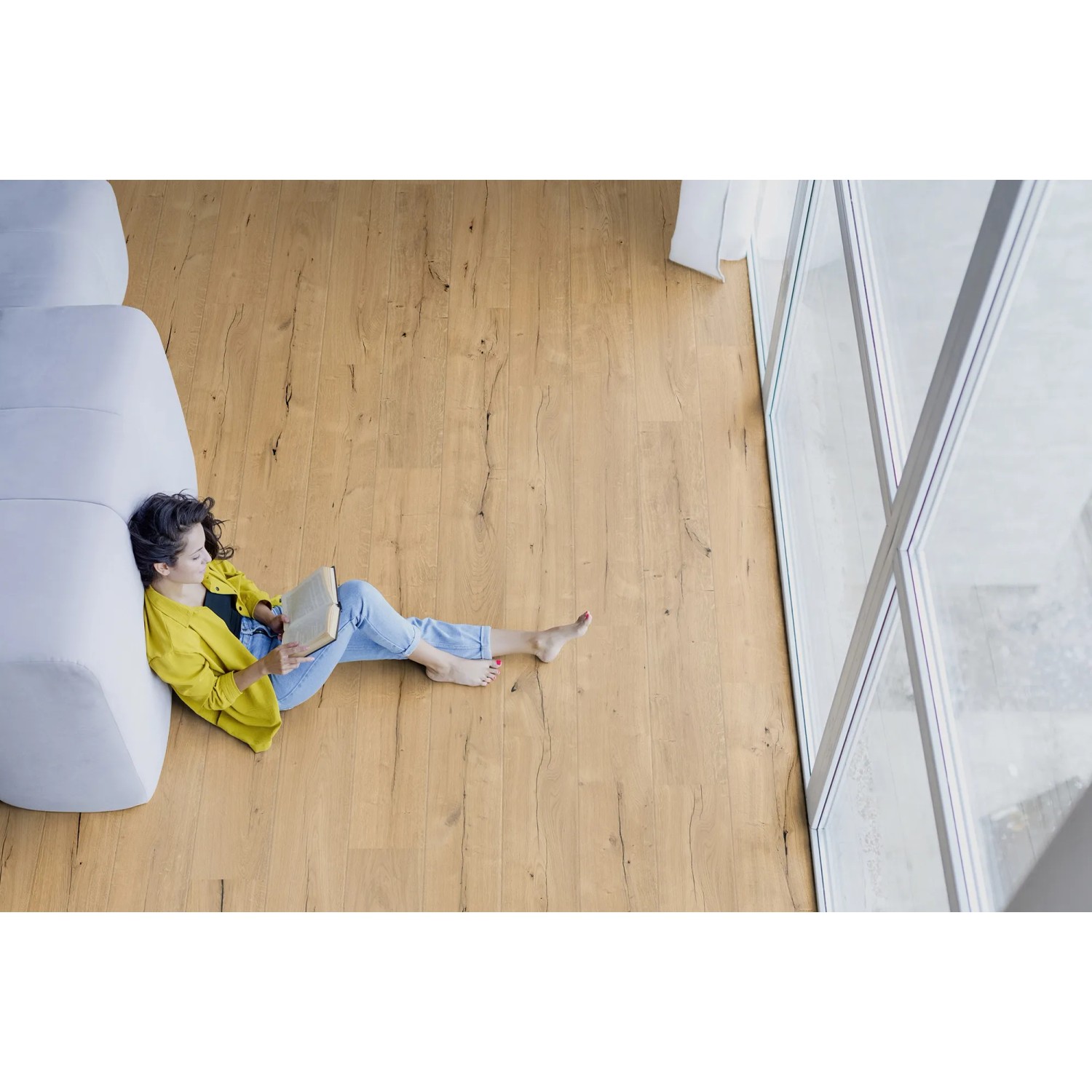 Kaindl Laminat Masterfloor Life Eiche Bradford, wasserfest, verlegt in Wohnraum mit Person.