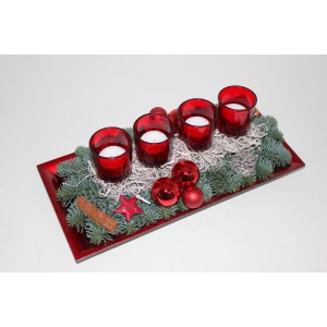 Rotes Adventsgesteck (36 cm) mit Kerzen, Kugeln und Tannenzweigen auf einem Polytablett.