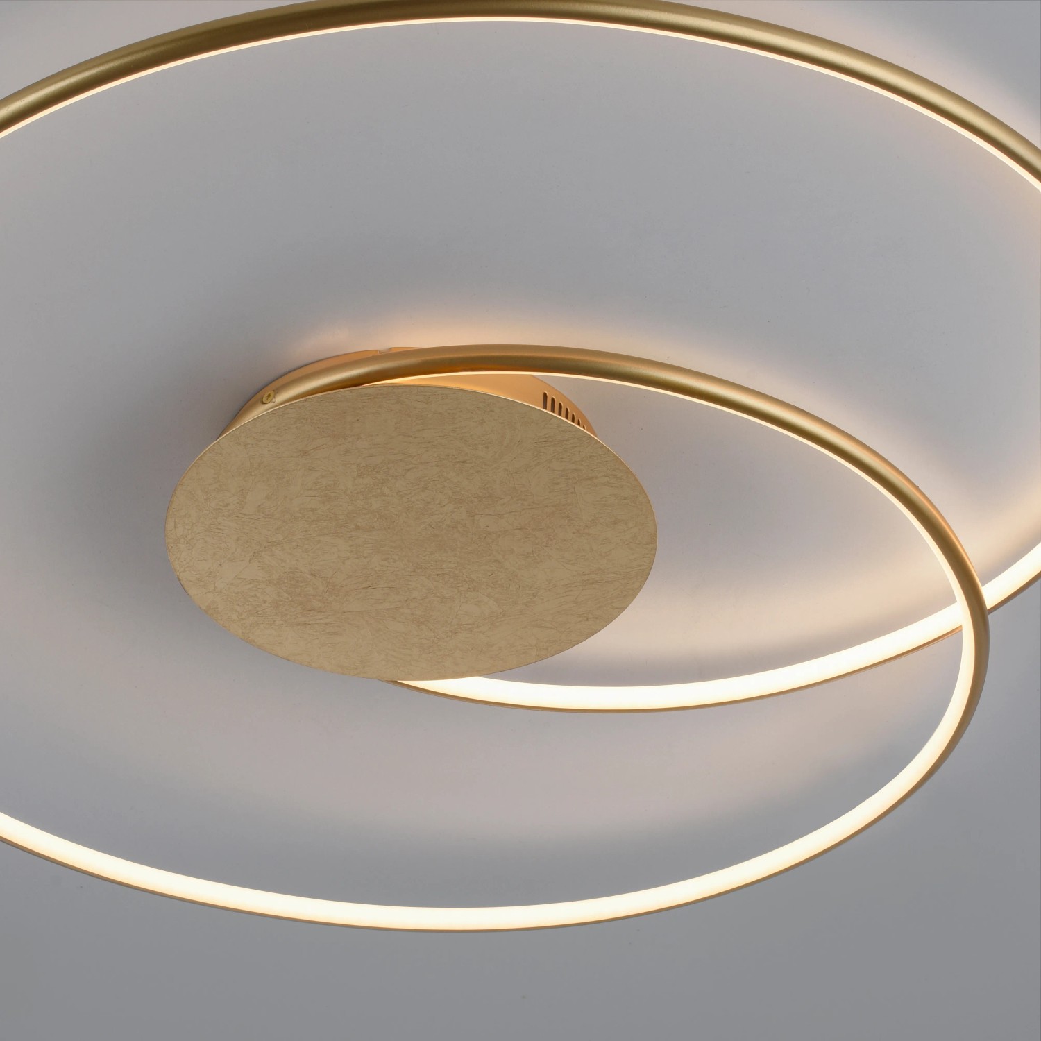 Moderne LED-Deckenleuchte Nastro von Paul Neuhaus, goldfarben, 70x65 cm.