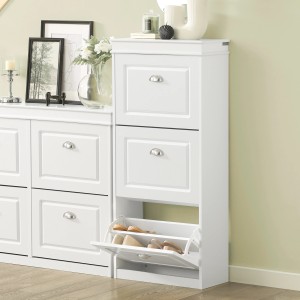 Weißer SoBuy Schuhkipper FSR94-W mit 3 Klappen, teilgeöffnet mit Schuhen. Schuhkommode für den Flur.