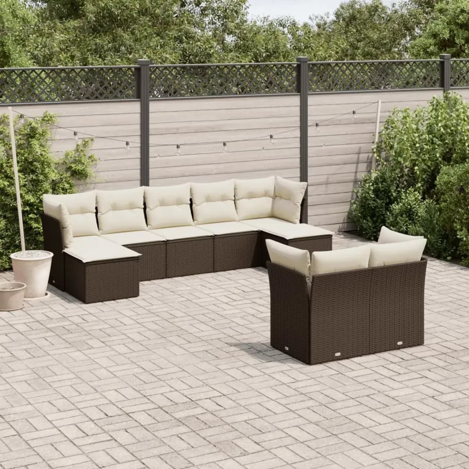 Braune 9-teilige Garten-Sofagarnitur aus Poly Rattan mit cremefarbenen Kissen.