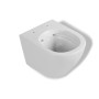 Weiße, randlose Hänge-Toilette ROLO als Teil des Bad Land WC-Sets.