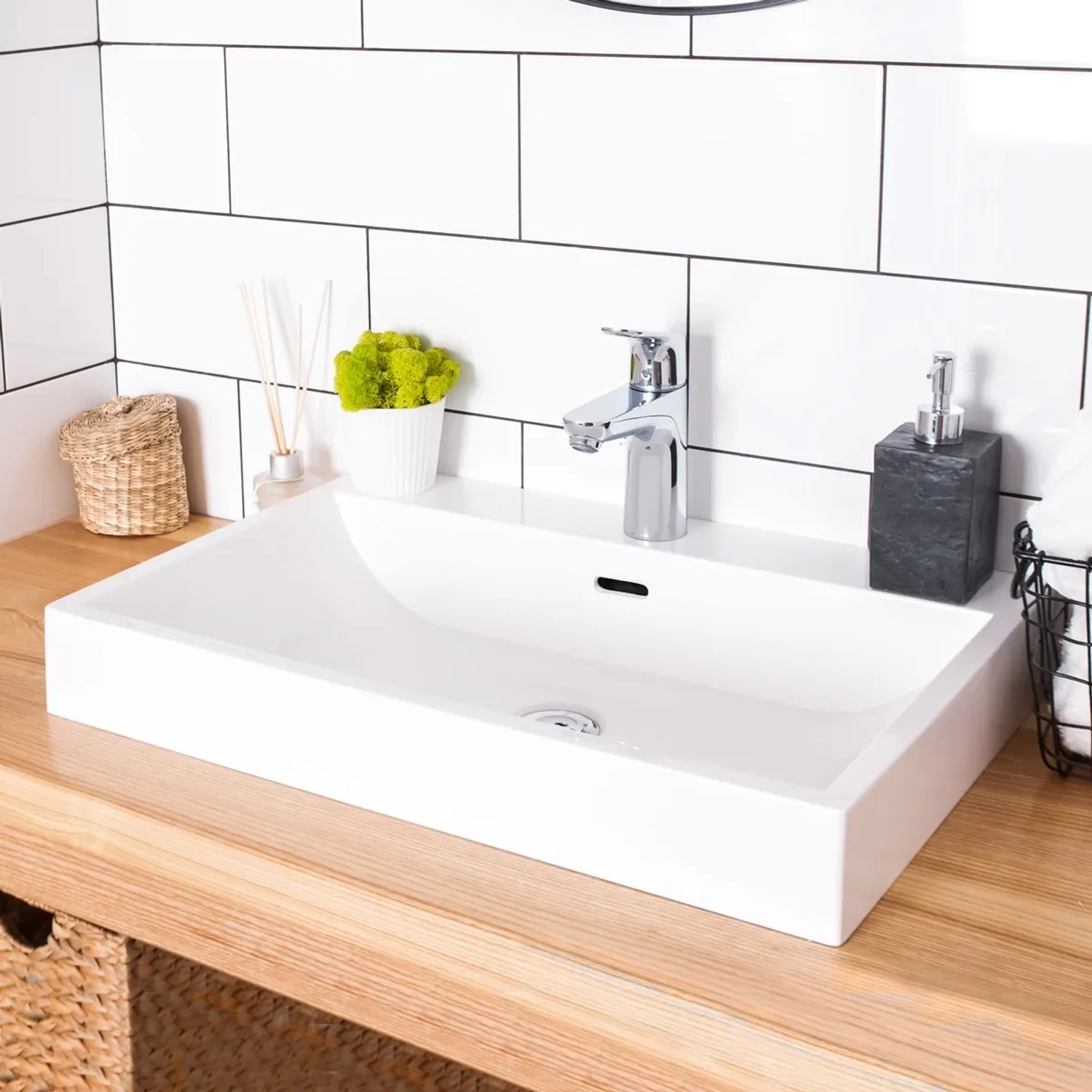 Modernes, weißes ECD Germany Keramik Handwaschbecken (515x360x130 mm) mit Ablaufgarnitur im Badezimmer.