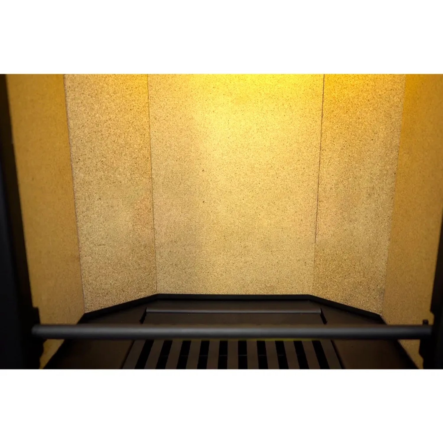 Innenansicht Kaminofen Panadero Oviedo mit Speckstein-Verkleidung und Rost.