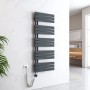 Elektrischer Badheizkörper in Anthrazit (50x132cm, 800W) mit Thermostat und Timer zur Handtuchtrocknung.