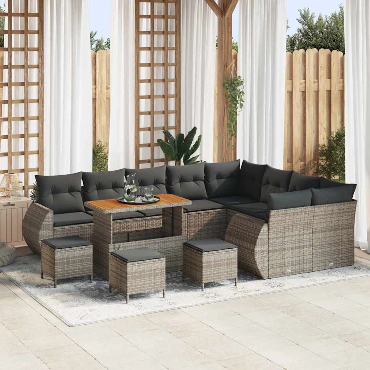 Graues 13-teiliges vidaXL Garten-Sofa-Set aus Poly Rattan mit Tisch und Hockern.