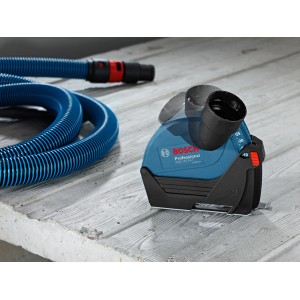 Bosch Professional GDE125EA-T Absaughaube für Winkelschleifer mit blauem Staubsaugerschlauch.