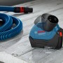 Bosch Professional GDE125EA-T Absaughaube für Winkelschleifer mit blauem Staubsaugerschlauch.