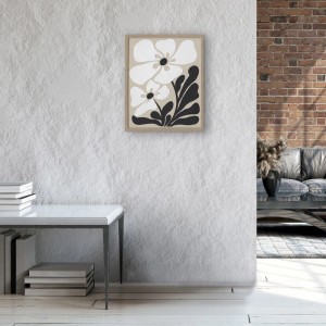 Art Universe Leinwandbild Boho Flowers 40x50 cm. Gerahmtes Bild mit weißen Blumen, schwarzen Blättern auf beigem Grund an Wand.