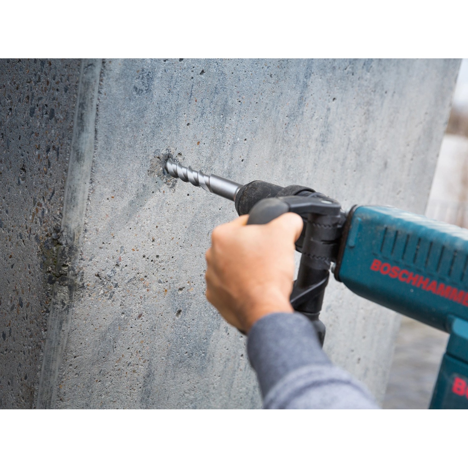 LUX Hammerbohrer SDS-Max (40 mm) im Einsatz an Betonwand mit Bohrhammer.