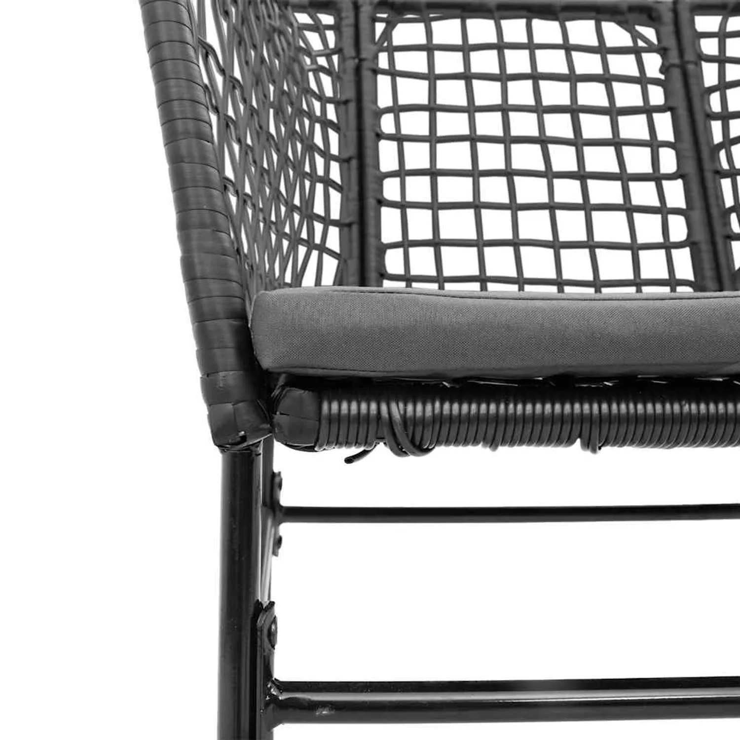 Detailaufnahme: Schwarzer Rattan Gartenstuhl mit grauem Kissen, Teil der 9-tlg. Essgruppe.