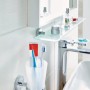 Tesa Smooz Glasablage, verchromtes Metall, mit Badutensilien auf einem Waschbecken im Badezimmer.