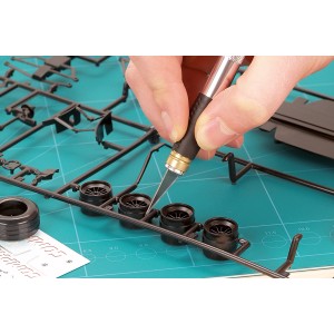 Wolfcraft Präzisionsmesser im Einsatz beim Modellbau, Detailaufnahme der Klinge beim Schneiden von Kunststoffteilen.