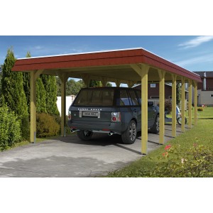 Skan Holz Walmdach-Carport Spreewald mit roter Blende und Auto im Garten.