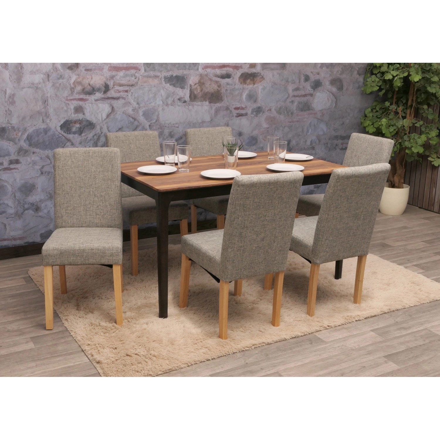 6er-Set: Graue MCW Esszimmerstühle Littau mit Textilbezug und hellen Beinen am Esstisch.