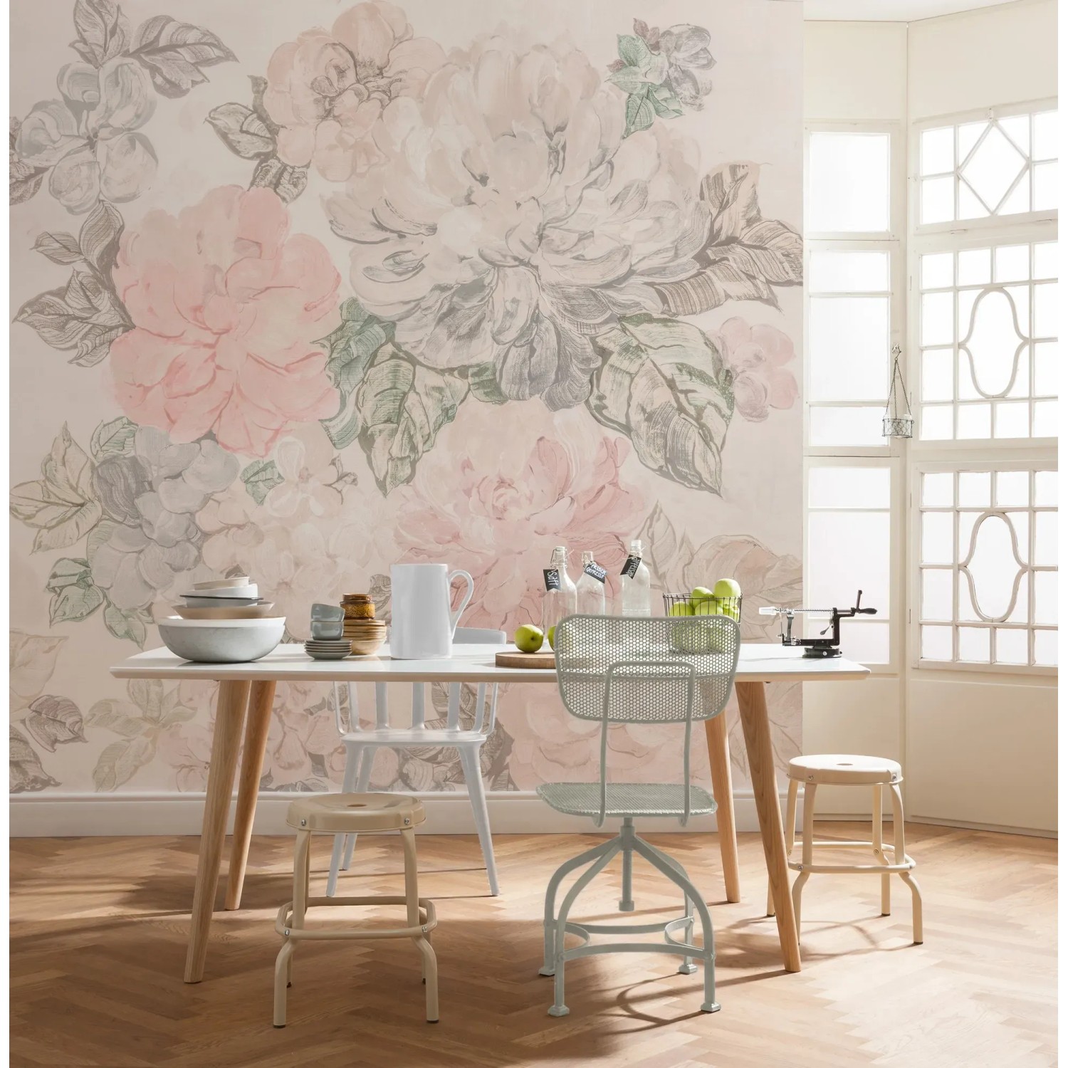 Komar Vliesfototapete Gardenia (250x250 cm) mit floralem Muster in Rosa und Grau im Esszimmer.