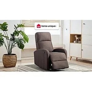 Schokoladenbrauner Relaxsessel Isao aus Stoff, 65 cm breit, mit ausgefahrener Fußstütze im Wohnzimmer.