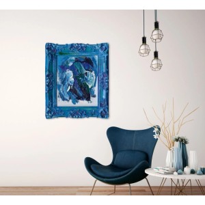 Blaues abstraktes Leinwandbild Art Universe Barock En Vogue 60x70 cm mit ornamentalem Rahmen im Wohnzimmer.