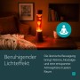 Moderne Eglo LED-Lavatischleuchte in Bordeaux mit orangefarbenem Wachs auf Holztisch. Entspannender Lichteffekt.
