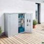Silberner Biohort Terrassenschrank Romeo Gr. M mit geöffneter Tür auf einer Terrasse. Gartenschrank mit Regalen.