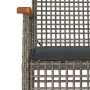 Detailansicht eines grauen Gartenstuhls aus Rattan mit dunklem Kissen, Teil der vidaXL 7-tlg. Essgruppe.