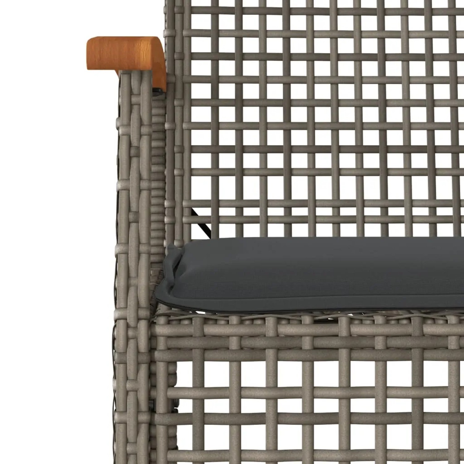 Detailansicht eines grauen Gartenstuhls aus Rattan mit dunklem Kissen, Teil der vidaXL 7-tlg. Essgruppe.