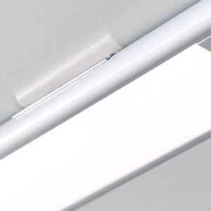 Detailaufnahme: Silberne Orion LED Akku Schrankleuchte (40 cm) mit Sensor.