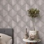 Guido Maria Kretschmer Vliestapete Prisma in Taupe mit 3D-Effekt an Schlafzimmerwand.