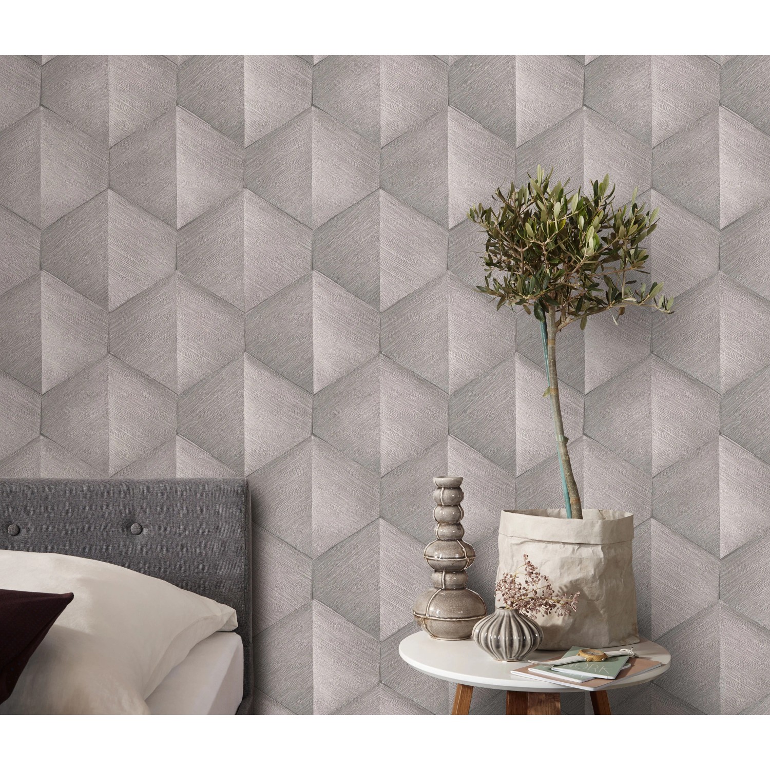 Guido Maria Kretschmer Vliestapete Prisma in Taupe mit 3D-Effekt an Schlafzimmerwand.