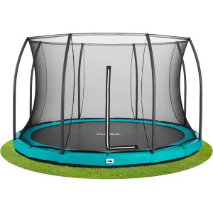 Grünes Salta Comfort Edition Bodentrampolin ø 366 cm mit Sicherheitsnetz im Garten.