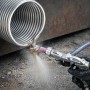 Wiltec Sandstrahlpistole entfernt Rost von Metallrohr. Druckluft-Sandstrahler für Oberflächenreinigung & Zubehör.