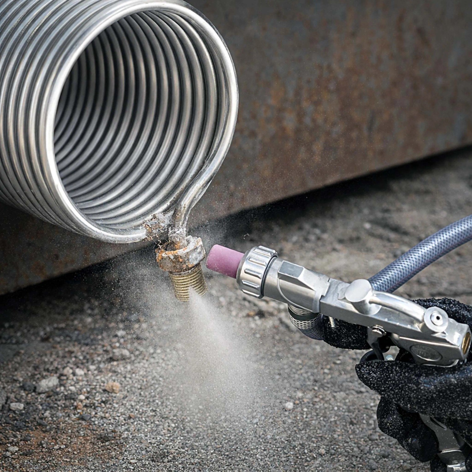 Wiltec Sandstrahlpistole entfernt Rost von Metallrohr. Druckluft-Sandstrahler für Oberflächenreinigung & Zubehör.