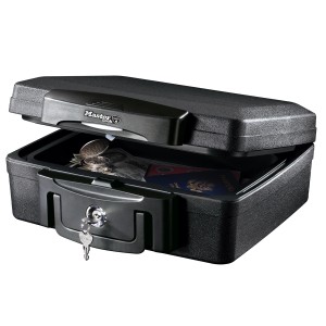 Offene, schwarze Master Lock Sicherheitskassette mit Inhalt (Geld, Pass). Feuer- und wasserbeständig.