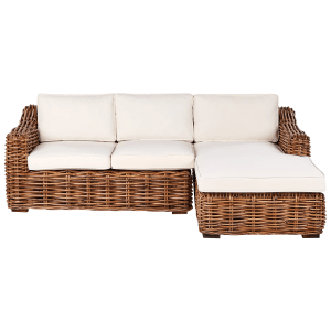 Beiges Gartensofa mit Rattan-Optik und weißen Kissen. Gemütliche Outdoor-Lounge.
