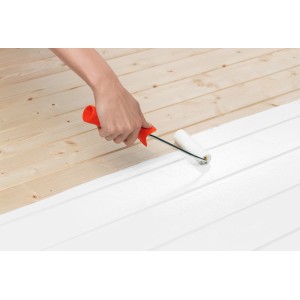 Holzboden streichen mit weißer Schöner Wohnen Renovierfarbe. Farbroller mit rotem Griff.