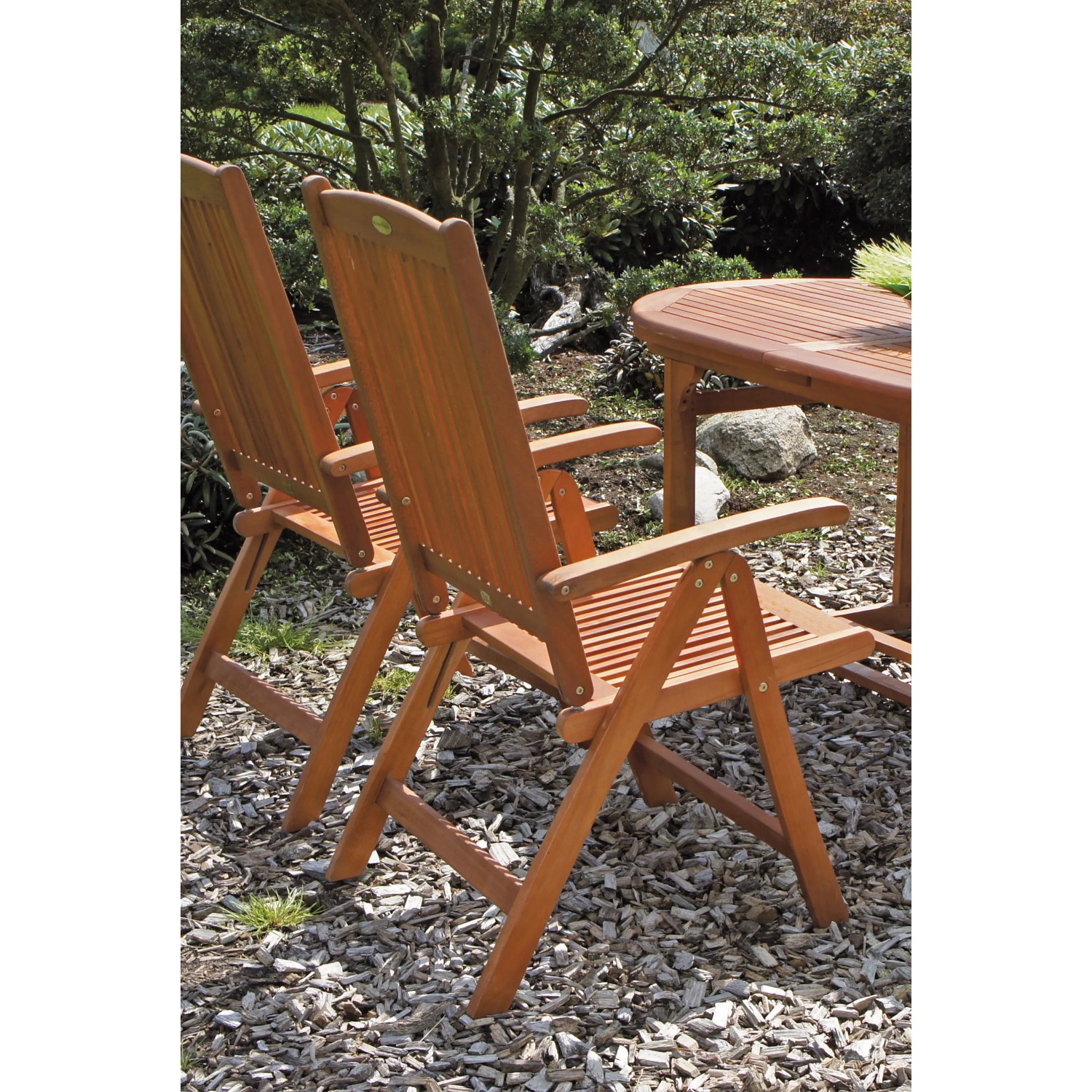 7-teilige Gartenmöbel-Gruppe Stockholm aus Eukalyptusholz mit Tisch und klappbaren Hochlehnern.