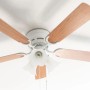 Weißer Pepeo Deckenventilator Kisa Deluxe mit Ahorn-Flügeln und Beleuchtung.